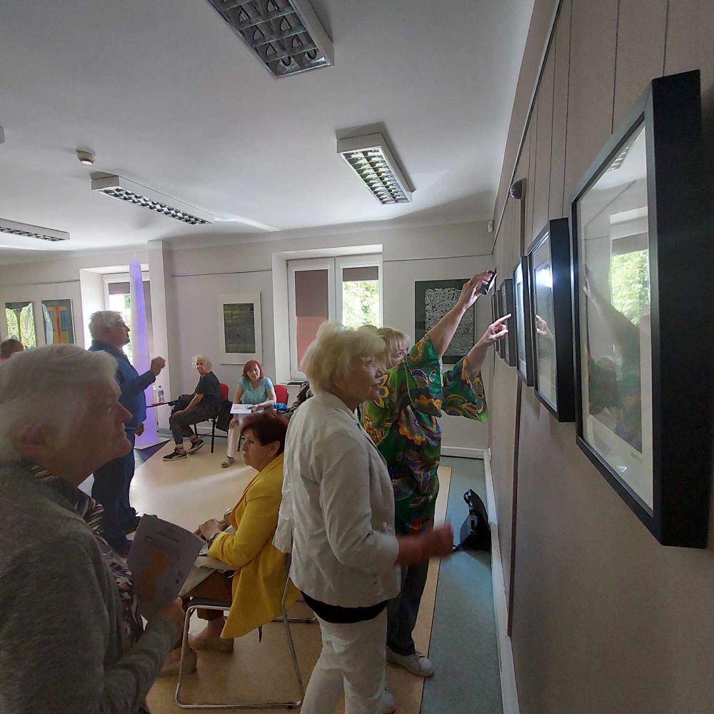 Przestrzen-dzwiek-kolory-4 Uczestnicy Uniwersytetu Trzeciego Wieku oglądają wystawę prac plastycznych
