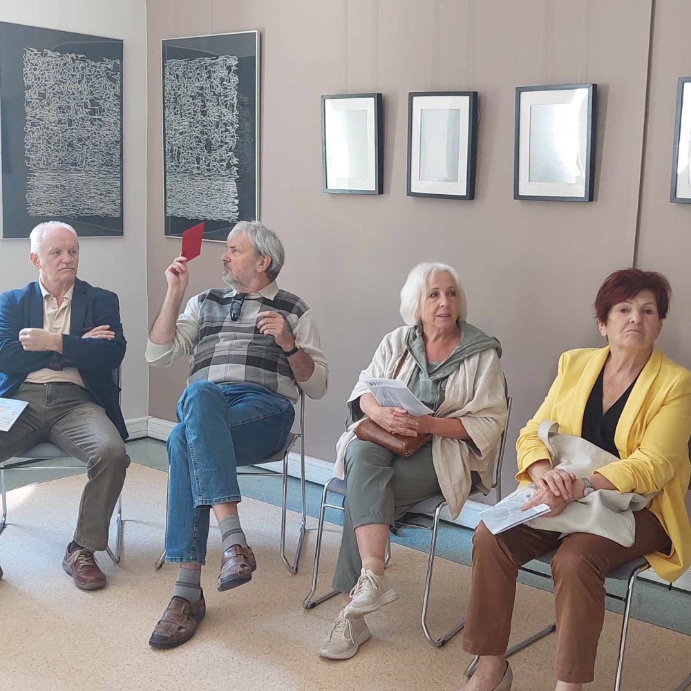 Przestrzen-dzwiek-kolory-5 Uczestnicy Uniwersytetu Trzeciego Wieku słuchają wykładu