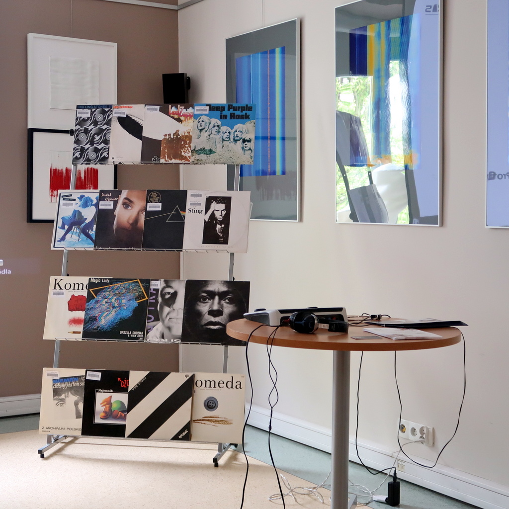 Wystawa płyt winylowych zgromadzonych w bibliotece