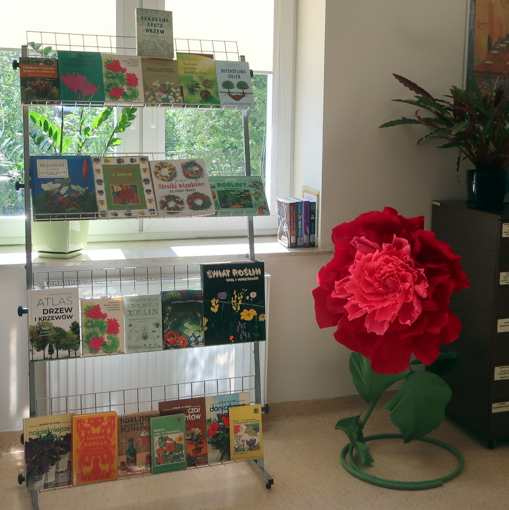 Okolicznościowa wystawka książek o pielęgnacji kwiatów