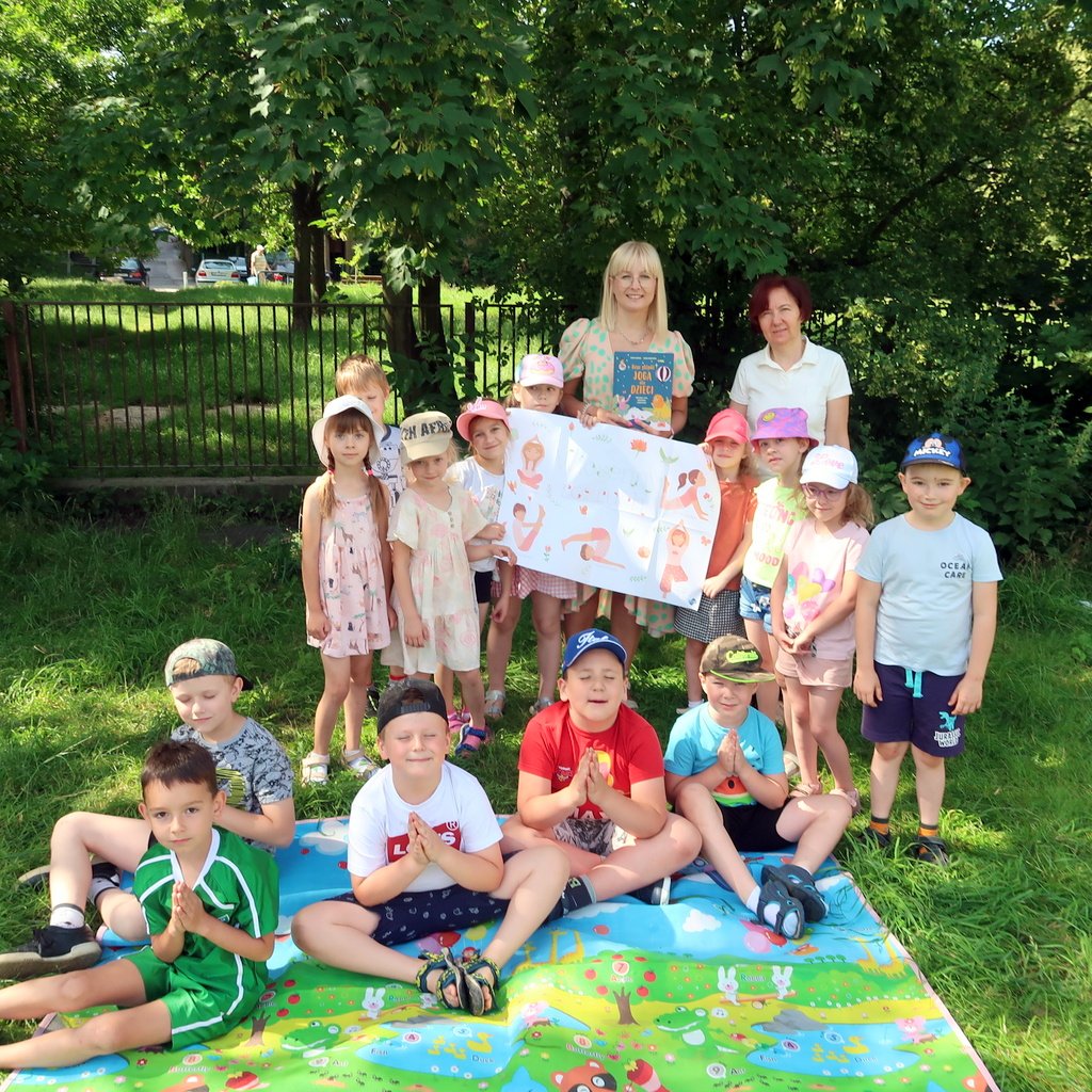 Grupa dzieci pozuje do pamiątkowego zdjęcia