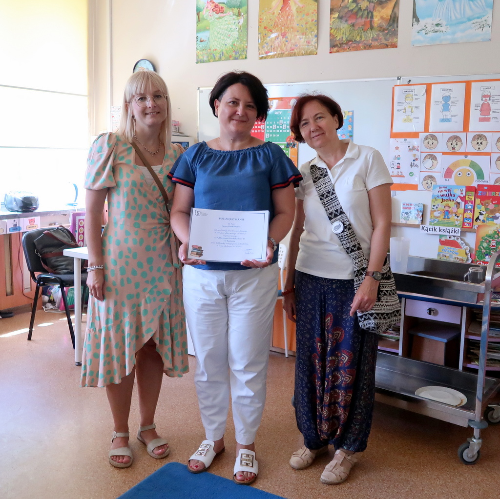 Trzy panie pozują do pamiątkowego zdjęcia