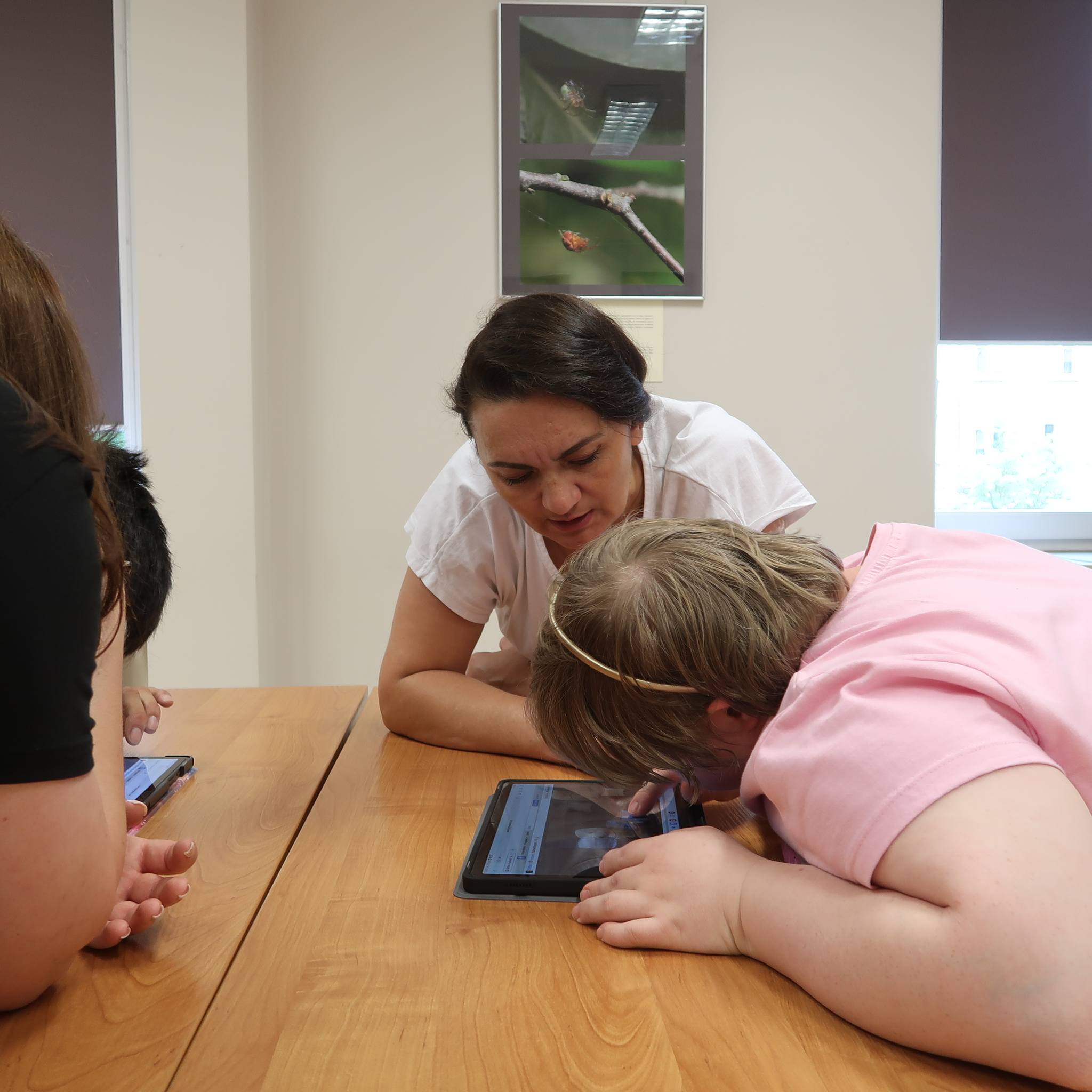 Dziewczynka przegląda zasoby internetu na tablecie