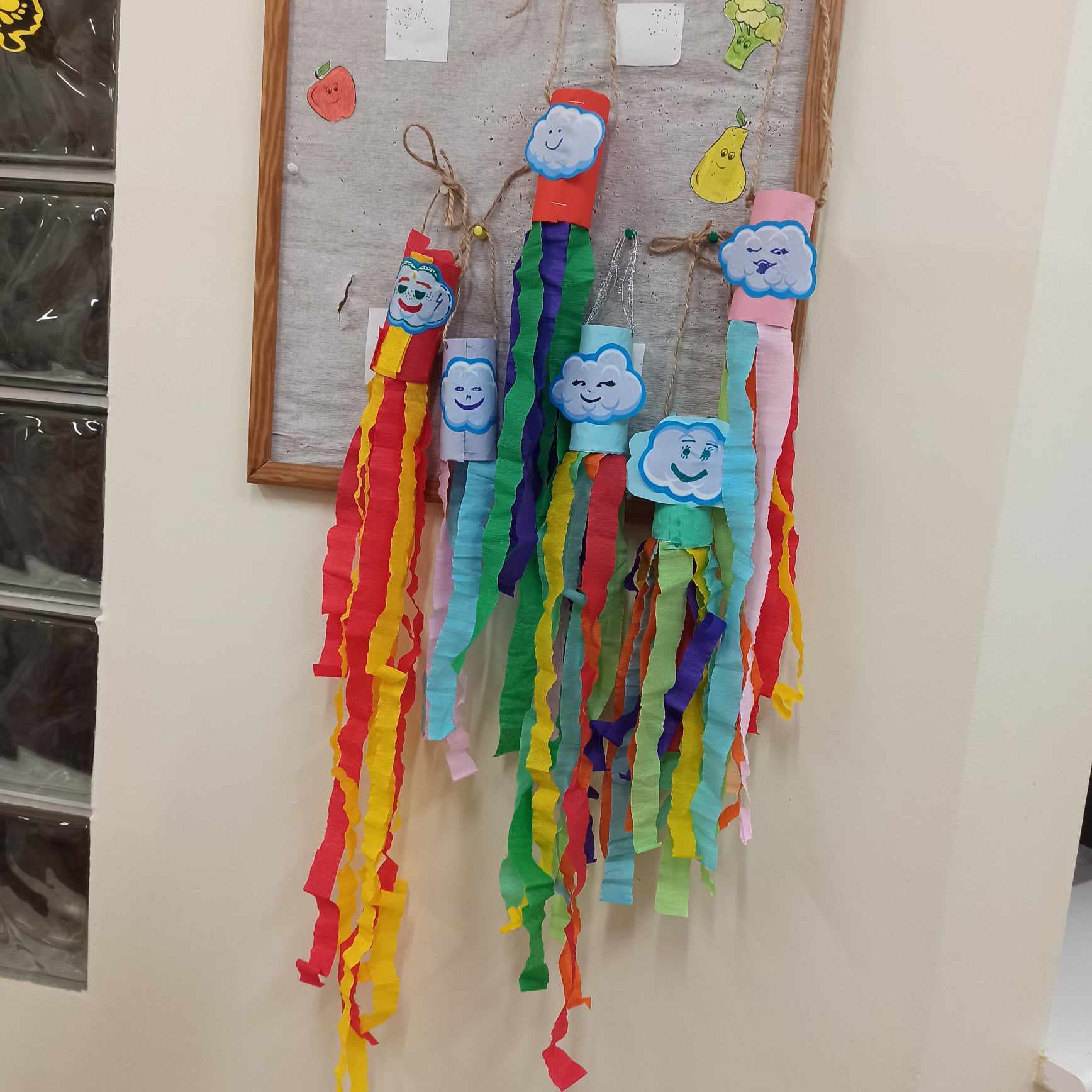Prace plastyczne dzieci zawieszone na planszy