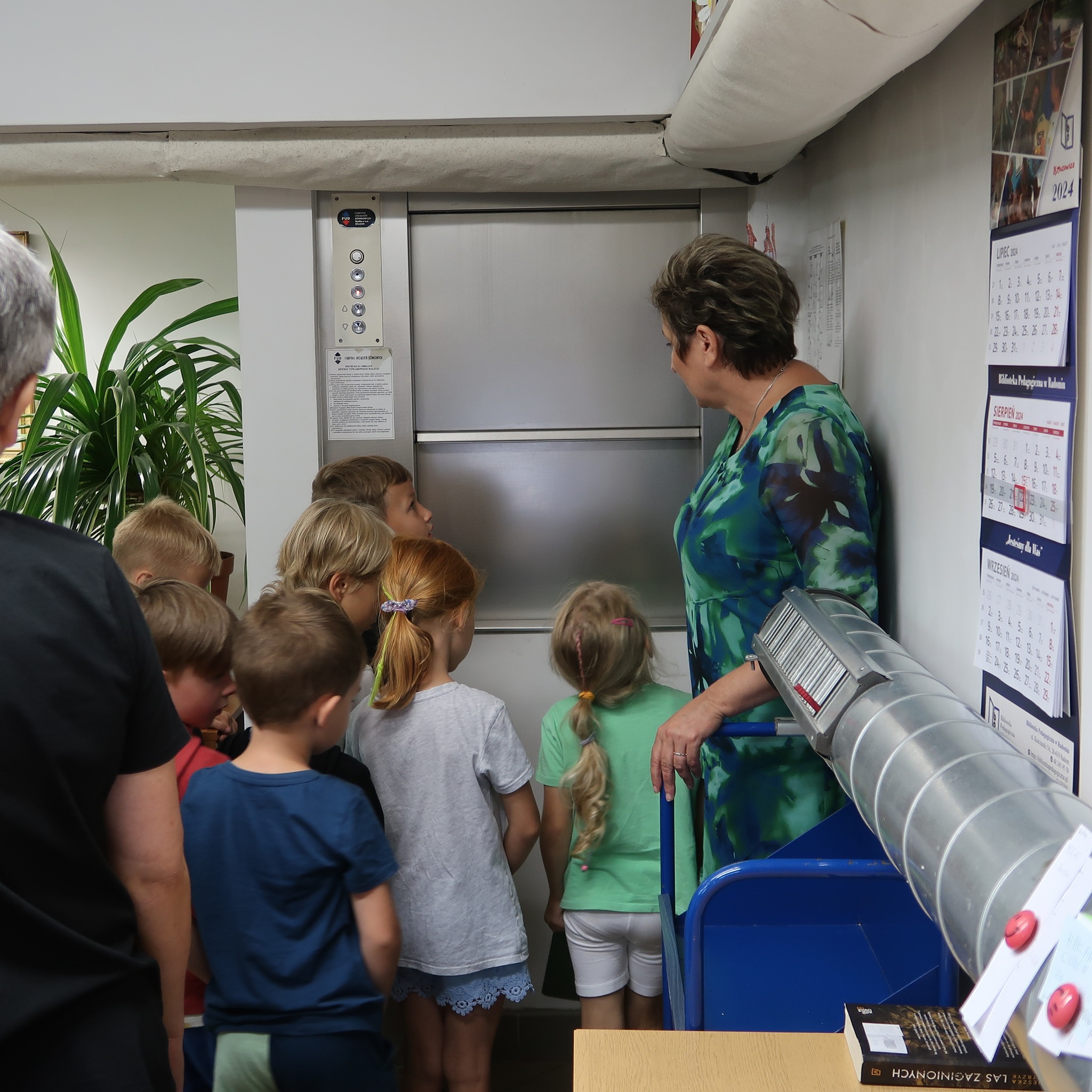 Dzieci czekają na książki przesłane windą