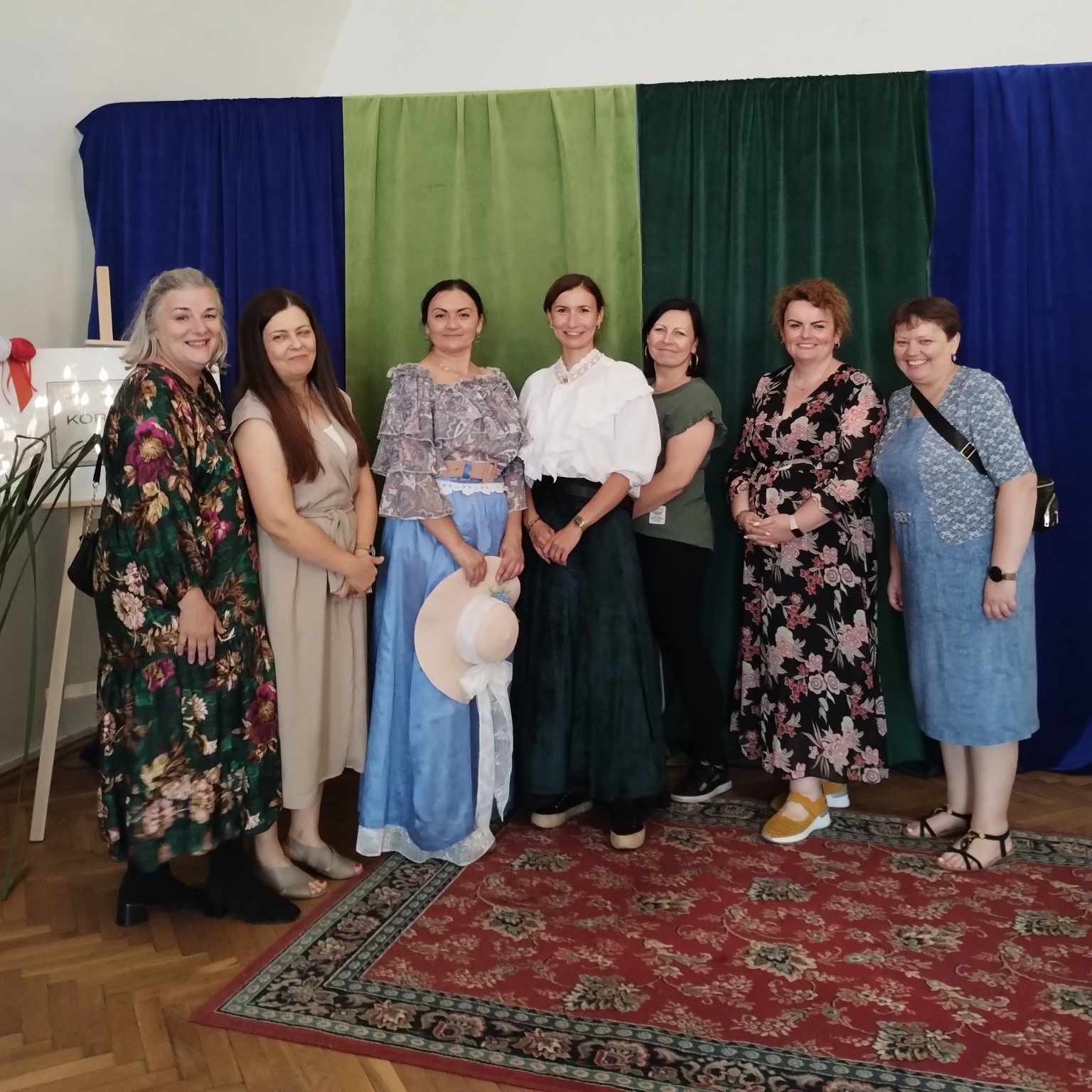 Zbiorowe zdjęcie osób uczestniczących w Narodowym Czytaniu 2024