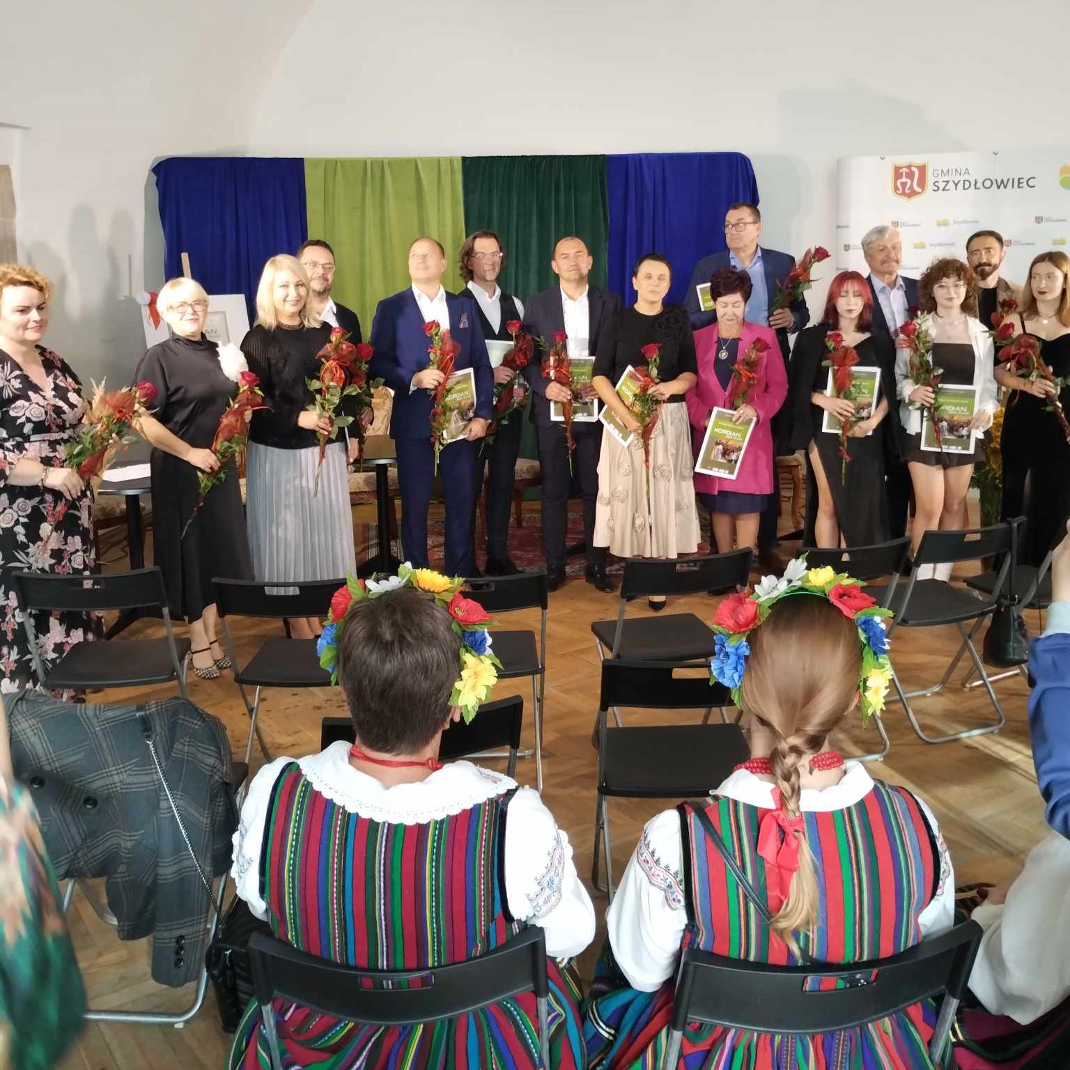 Zbiorowe zdjęcie osób uczestniczących w Narodowym Czytaniu 2024