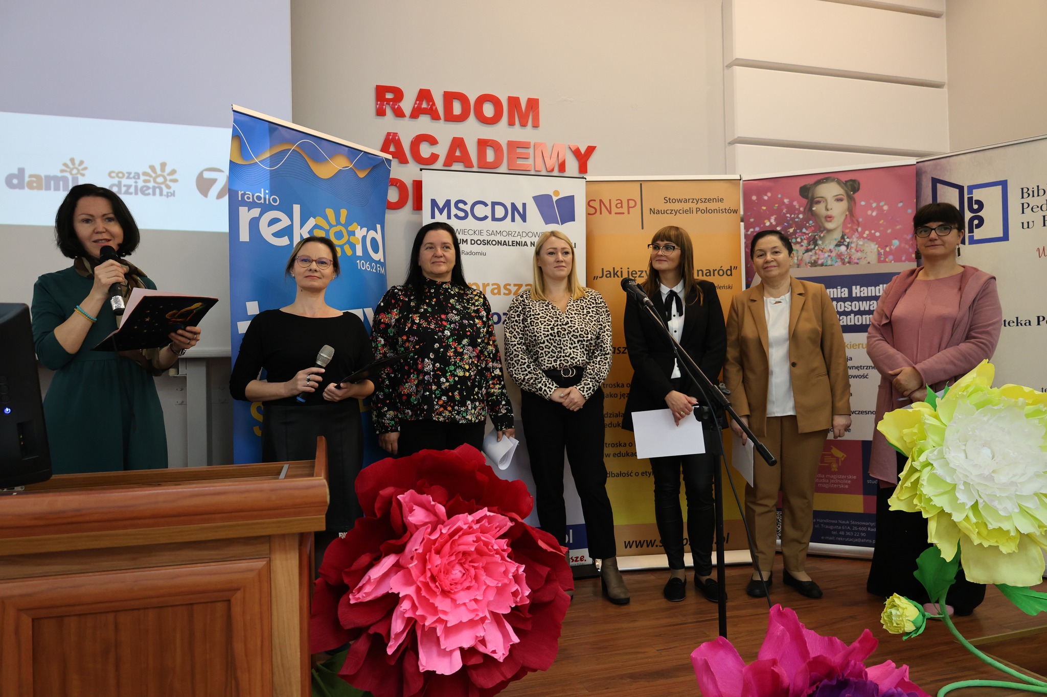 Zbiorowe zdjęcie jury konkursu recytatorskiego