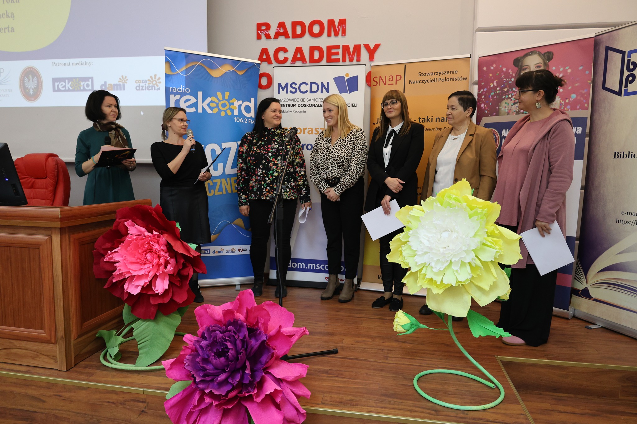 Jury konkursu recytatorskiego pozują do zdjęcia grupowego