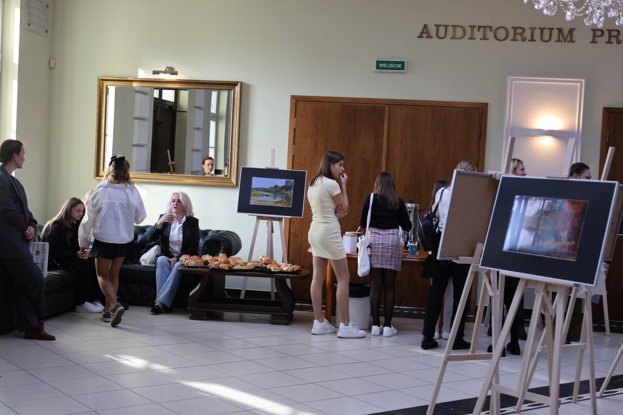 Uczestnicy konkursu podczas przerwy na kawę