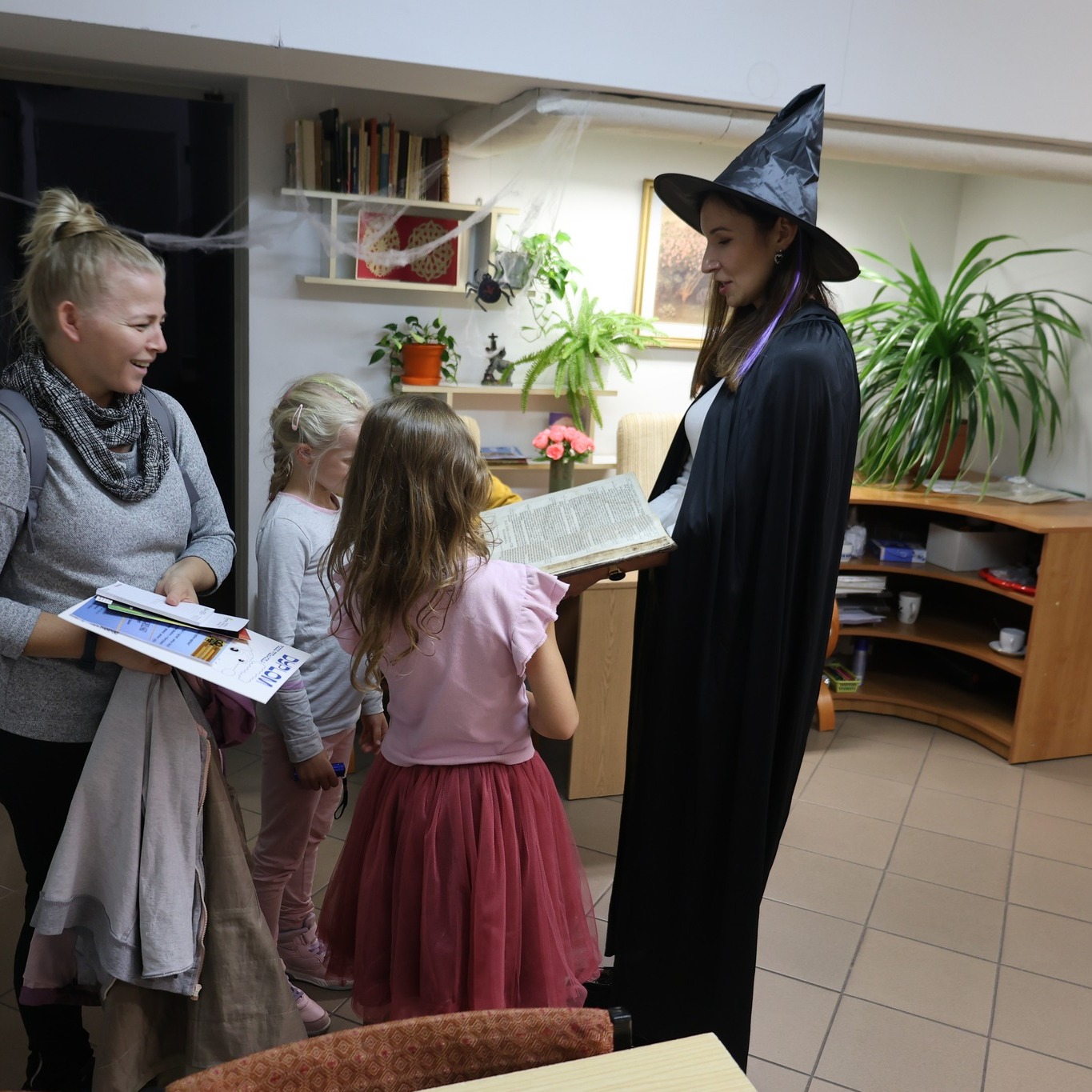 Pracownica biblioteki przebrane za czarownicę podczas Nocy Bibliotek