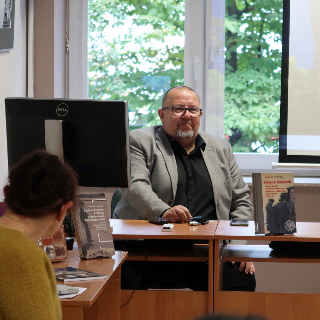 Historyk Sebastian Piątkowski prowadzi wykład
