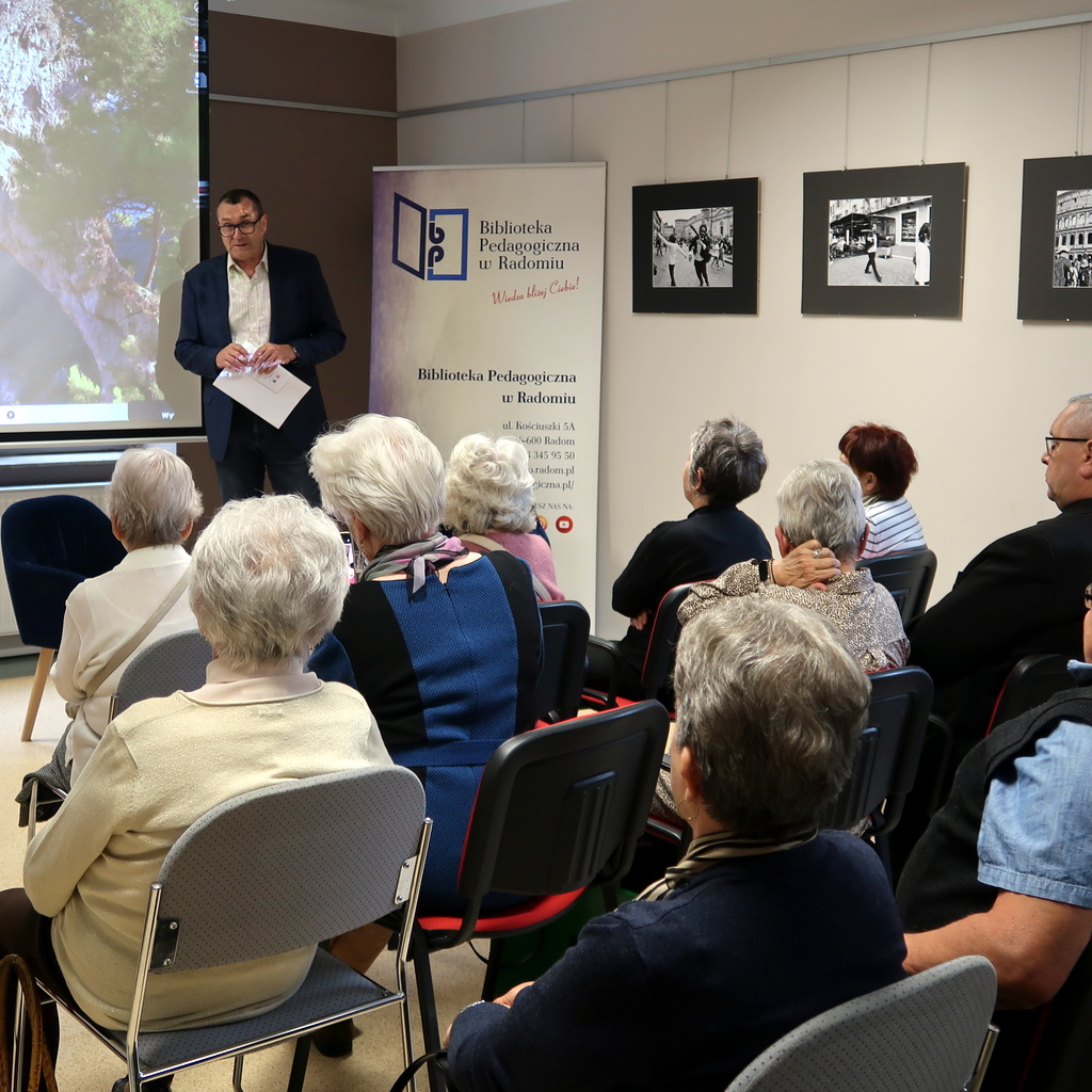Dyrektor biblioteki wita zebranych na spotkaniu z historykiem Sebastianem Piątkowskim
