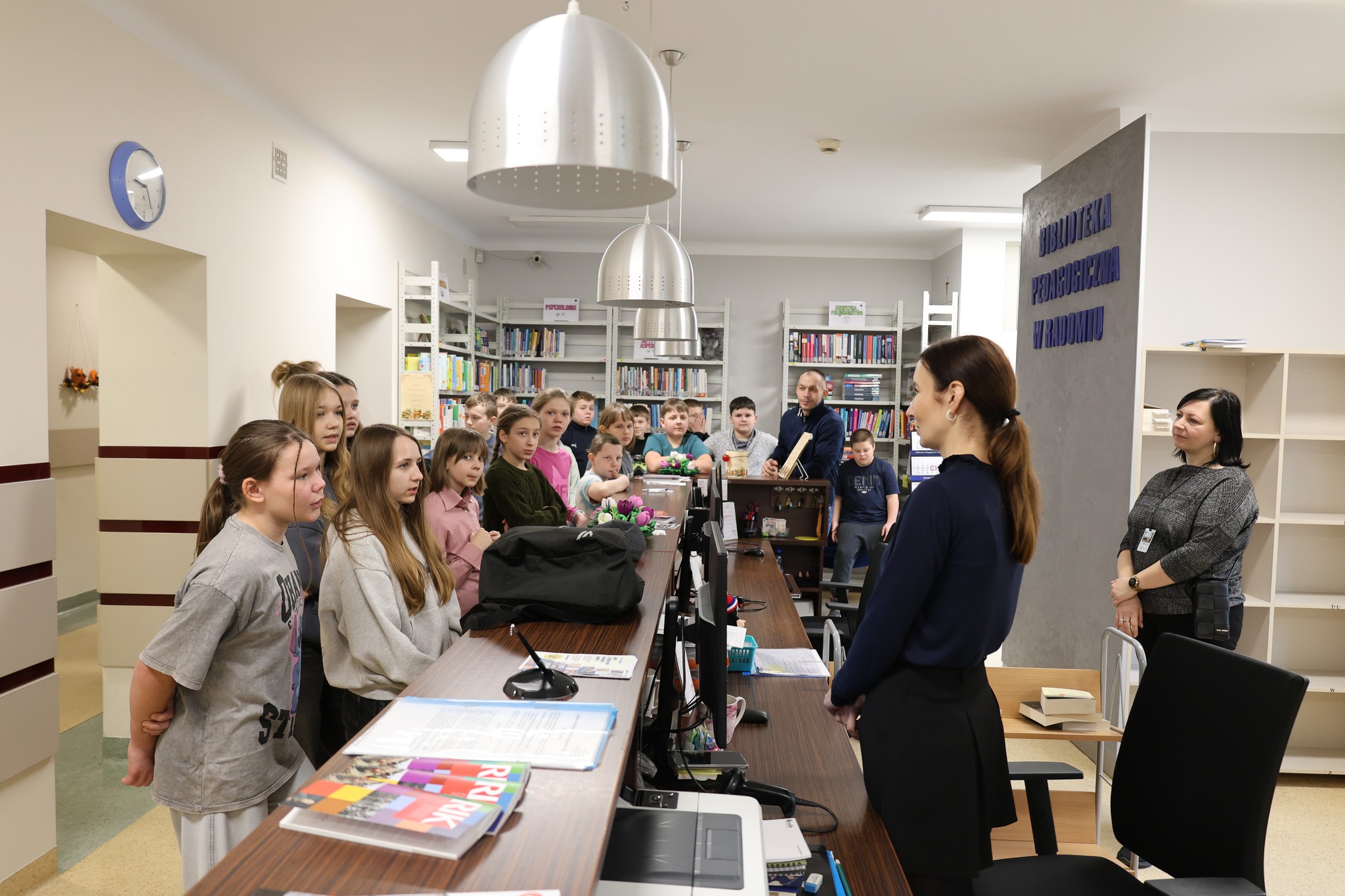 fotorelacja-14-03-2 Wizyta uczniów w wypożyczalni bibliotecznej
