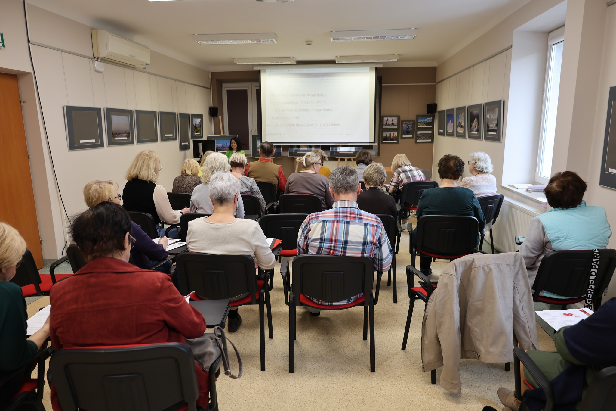 fotorelacja-14-03-3 Zajęcia seniorów "Filmowy angielski".