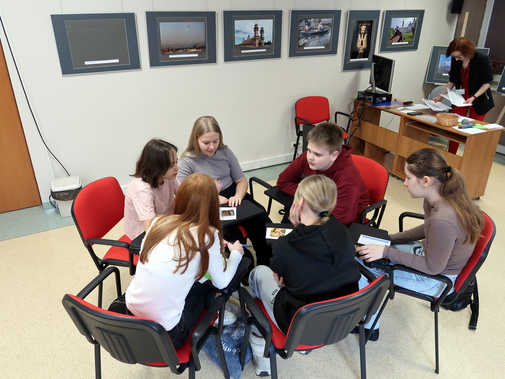 fotorelacja-14-03-7 Uczestnicy zajęć "Kreatywne pióro w bibliotece"