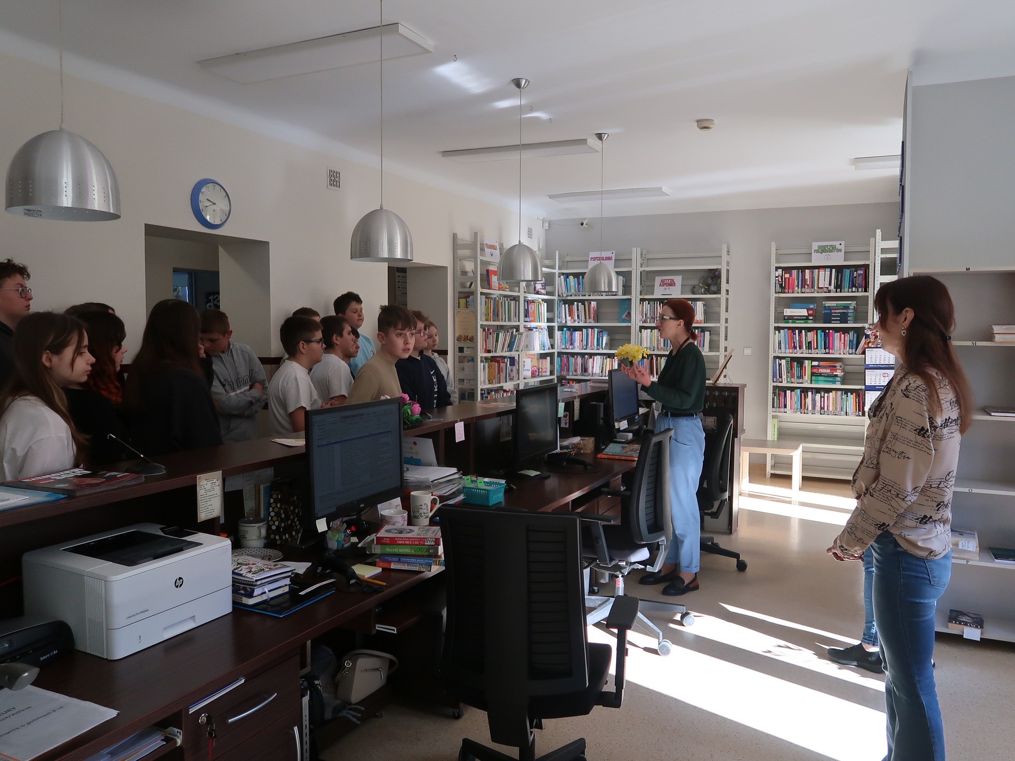 zwiedzanie-biblioteki-4 Wizyta uczniów z Publicznej Szkoły Podstawowej w Czarnolesie