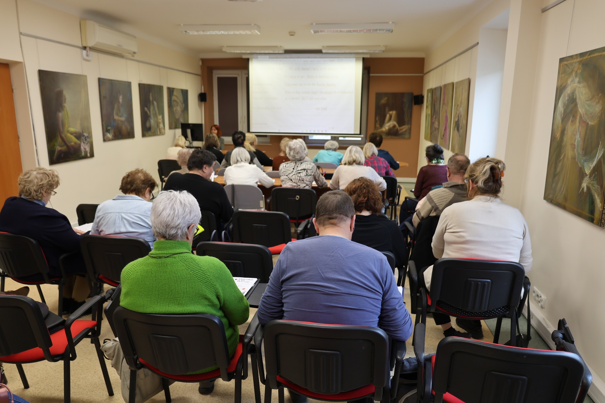 dorośli podczas zajęć pt. "Filmowy angielski"