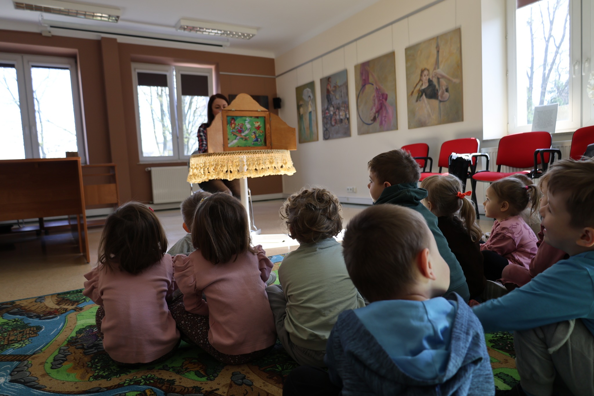 przedszkolaki uważnie słuchają bajki z teatrzyku kamishibai