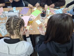 Uczennice szkoły branżowej z Zespołu Szkół Rolniczo-Technicznych im. Bohaterów Waki z Faszyzmem w Zwoleniu podczas warsztatów zorganizowanych z okazji Światowego Dnia Zakładki do Książki