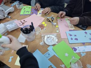 Uczennice szkoły branżowej z Zespołu Szkół Rolniczo-Technicznych im. Bohaterów Waki z Faszyzmem w Zwoleniu podczas warsztatów zorganizowanych z okazji Światowego Dnia Zakładki do Książki