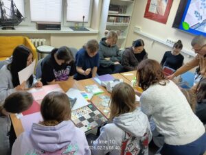 Uczennice szkoły branżowej z Zespołu Szkół Rolniczo-Technicznych im. Bohaterów Waki z Faszyzmem w Zwoleniu podczas warsztatów zorganizowanych z okazji Światowego Dnia Zakładki do Książki