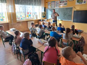 Zajęcia edukacyjne pt. "Dbam o zdrowie – jak być silnym i pełnym energii" dla uczniów klasy 1 z Publicznej Szkoły Podstawowej im. Jana Pawła II w Paciorkowej Woli