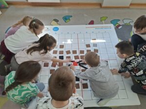 Zajęcia edukacyjne pt. "Kotka Milusia - Teatrzyk Kamishibai" dla uczniów klas 0a i 0b z Publicznej Szkoły Podstawowej im. Jana Pawła II w Paciorkowej Woli