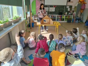 Zajęcia edukacyjne pt. "Kotka Milusia - Teatrzyk Kamishibai" dla uczniów klas 0a i 0b z Publicznej Szkoły Podstawowej im. Jana Pawła II w Paciorkowej Woli