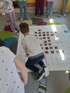 Zajęcia edukacyjne pt. "Kotka Milusia - Teatrzyk Kamishibai" dla uczniów klas 0a i 0b z Publicznej Szkoły Podstawowej im. Jana Pawła II w Paciorkowej Woli