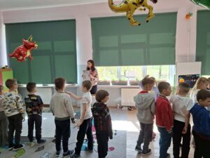 Zajęcia edukacyjne pt. "Kotka Milusia - Teatrzyk Kamishibai" dla uczniów klas 0a i 0b z Publicznej Szkoły Podstawowej im. Jana Pawła II w Paciorkowej Woli