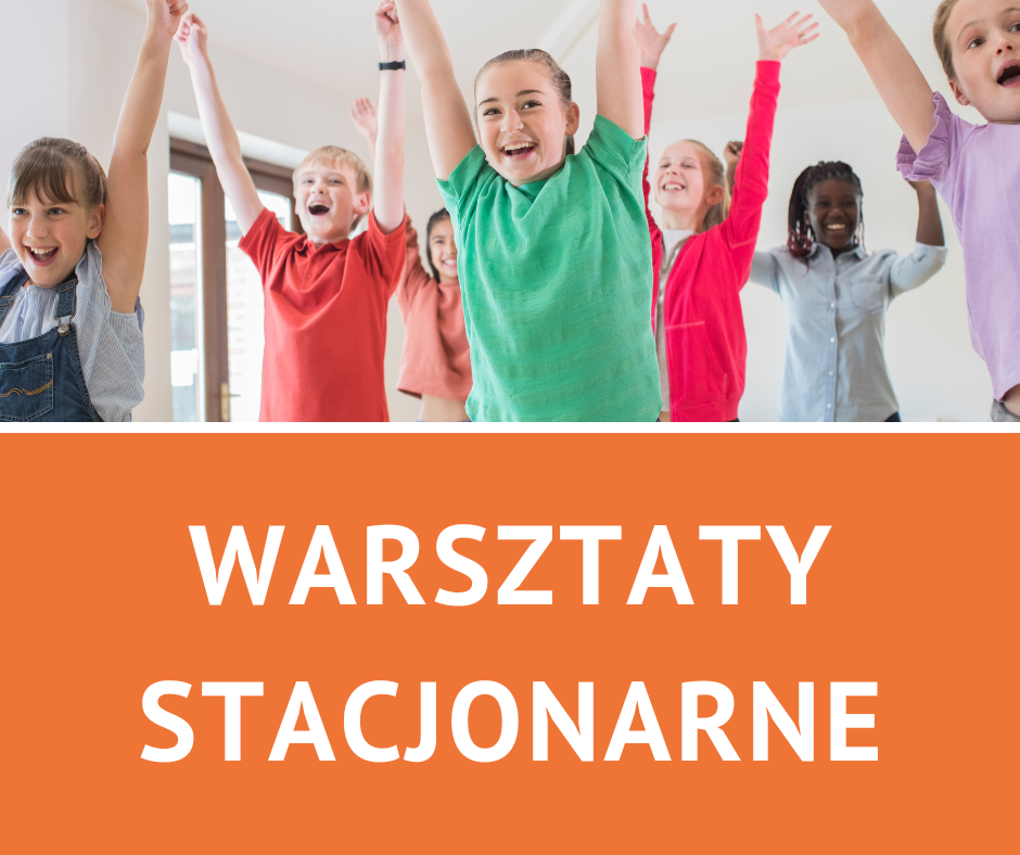 Ósemka dzieci w pomierzeniu przedstawiają scenę teatralną. Uczniowie uśmiechnięci trzymają ręce w górze.