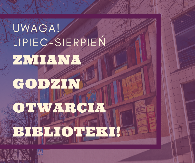 Grafika informacyjna z napisem: ‘Uwaga! Lipiec–sierpień. Zmiana godzin otwarcia bibliotek’. W tle mural na ścianie budynku Pedagogicznej Biblioteki Wojewódzkiej im. KEN w Warszawie, przedstawiający kolorowe półki z książkami.