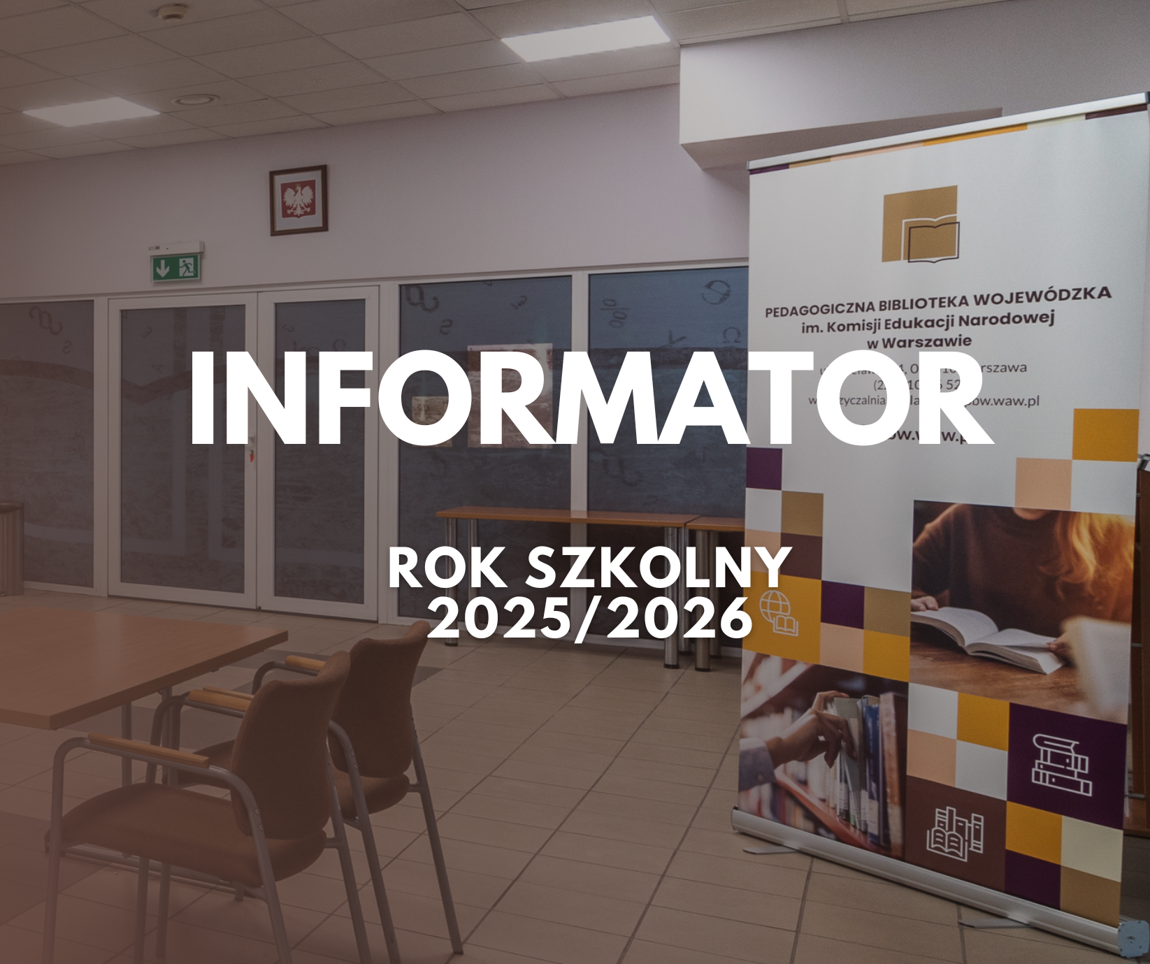 Sala biblioteki z krzesłami i stołem. Po prawej stronie stoi roll-up Pedagogicznej Biblioteki Wojewódzkiej im. Komisji Edukacji Narodowej w Warszawie z kolorową grafiką książek i logo biblioteki. Na środku grafiki widnieje duży napis „INFORMATOR. Rok szkolny 2025/2026”