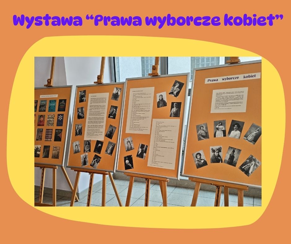 Plakat promujący wystawę „Prawa wyborcze kobiet”. Na grafice widoczne są cztery plansze na drewnianych sztalugach z tekstami i archiwalnymi fotografiami kobiet związanych z walką o prawa wyborcze. Plansze ustawione są w jasnym wnętrzu. Tło plakatu ma pomarańczowo-żółtą kolorystykę, a u góry znajduje się fioletowy napis: „Wystawa ‘Prawa wyborcze kobiet’”