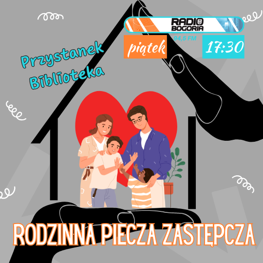 Na szarym tle znajduje się schematycznie narysowany kontur czarnego domu, który jest trzymany i podtrzymywany przez dłonie w kolorze czerwonym. W środku domu narysowane jest czerwone serce i czteroosobowa rodzina, mama, tata i dwoje dzieci. Dzieci przebijają sobie tzw. piątki. Napisy Przystanek Biblioteka, Rodzinna Piecza Zastępcza, piątek, 17:30.