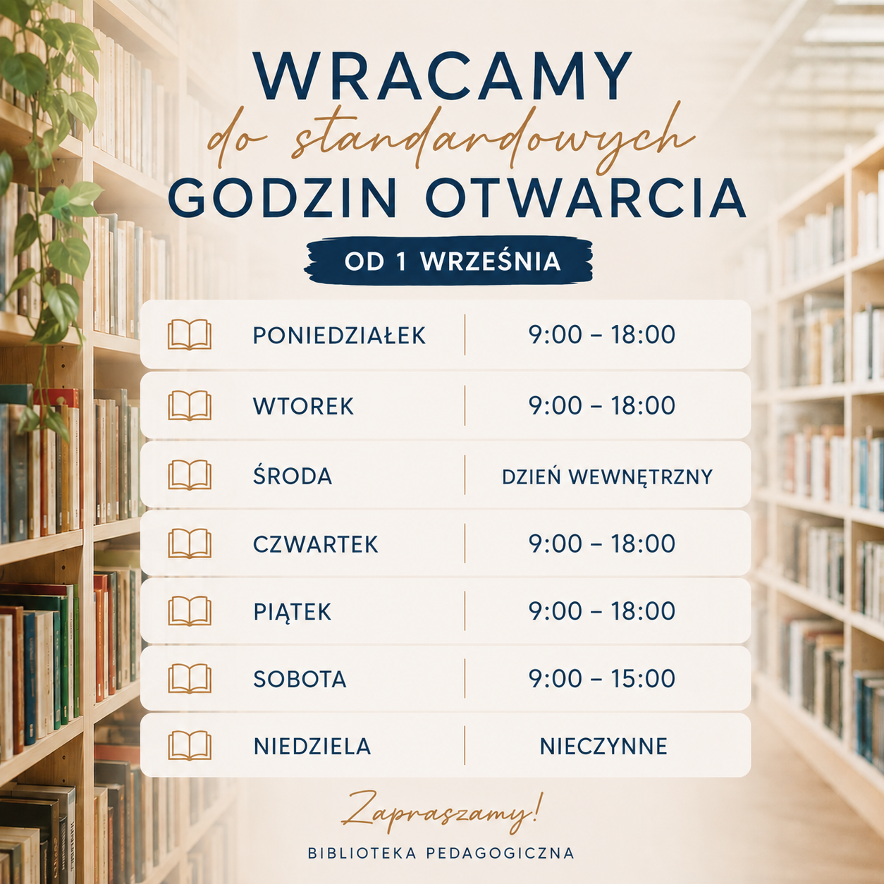 Półki z książkami w tle, z przodu napis o tym, że od 1 września biblioteka wraca do standardowych godzin otwarcia, pod tym podane są godziny dla poszczególnych dni tygodnia.